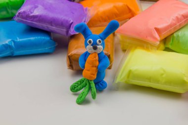 Beyaz arka planda renkli süper hafif plastik modelleme için havadar plastik kütle. Plastik figür