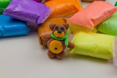 Beyaz arka planda renkli süper hafif plastik modelleme için havadar plastik kütle. Plastik figür