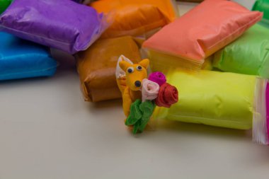 Beyaz arka planda renkli süper hafif plastik modelleme için havadar plastik kütle. Plastik figür