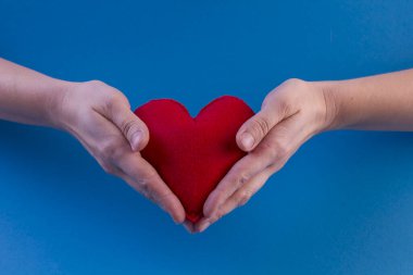 Mavi arka planda büyük kırmızı bir kalp. İlaç. Sevgililer günün kutlu olsun. 