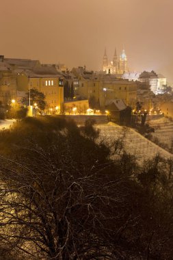 Gece karlı sisli Prague City ile Gotik Castle, Çek Cumhuriyeti