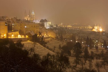 Gece karlı sisli Prague City ile Gotik Castle, Çek Cumhuriyeti