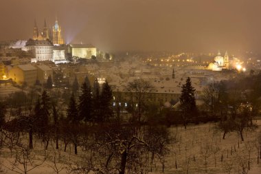 Gece karlı sisli Prague City ile Gotik Castle, Çek Cumhuriyeti