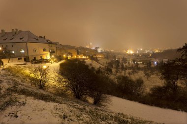 Gece karlı sisli Prague City ile Gotik Castle, Çek Cumhuriyeti
