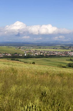 Yaz dağlar Magura Slovakya'da küçük köyde, açık yeşil yatay