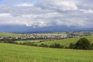 Yaz dağlar Magura Slovakya'da küçük köyde, açık yeşil yatay