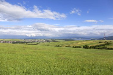 Yaz dağlar Magura Slovakya'da küçük köyde, açık yeşil yatay