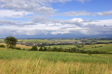 Yaz dağlar Magura Slovakya'da küçük köyde, açık yeşil yatay