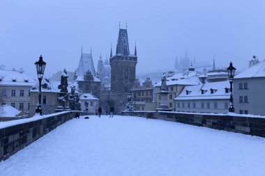 Karlı sisli Prague City ile Charles Bridge, Çek Cumhuriyeti