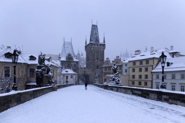 Karlı sisli Prague City ile Charles Bridge, Çek Cumhuriyeti