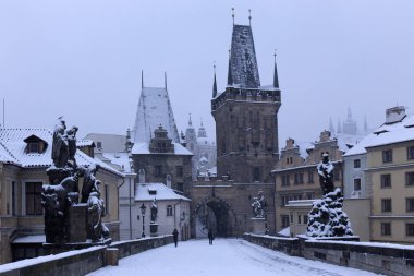 Karlı sisli Prague City ile Charles Bridge, Çek Cumhuriyeti