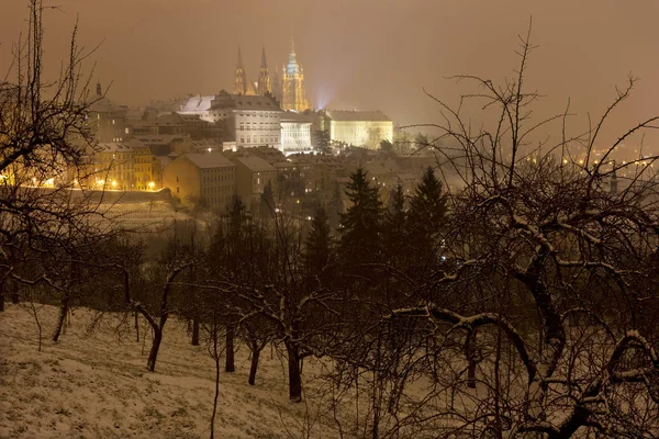Night snowy foggy Prague City with gothic Castle, Czech republic — Stock Photo, Image