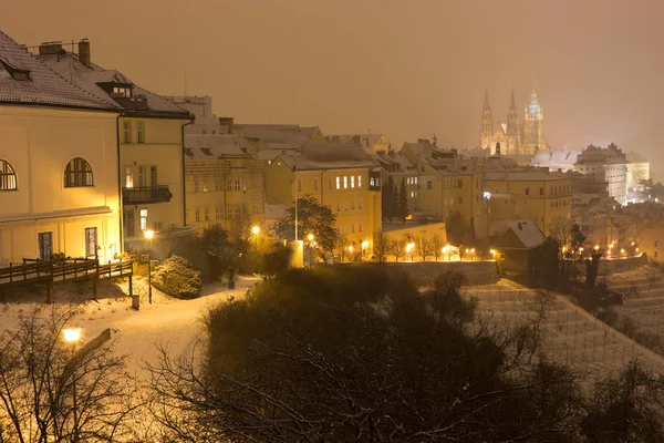 Nacht besneeuwde mistige Prague City met gotische Castle, Tsjechië — Stockfoto