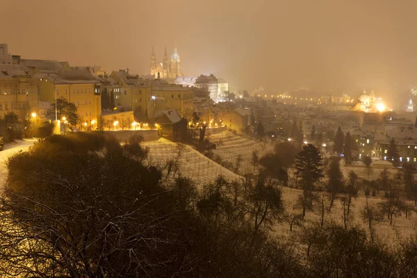 Nacht besneeuwde mistige Prague City met gotische Castle, Tsjechië — Stockfoto