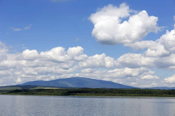 Ekorrarnas Dam bland bergen, Slovakien — Stockfoto