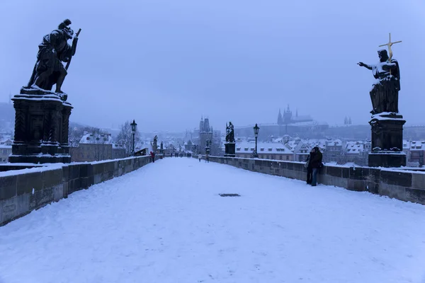 Nieve niebla Praga con el Puente de Carlos, República Checa — Foto de Stock