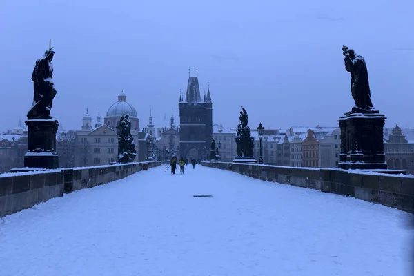 Zasněžené mlhavé Prague City s Karlův most, Česká republika — Stock fotografie