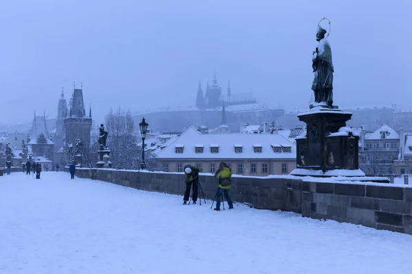 Verschneite neblige Prager Stadt mit Karlsbrücke, Tschechische Republik — Stockfoto
