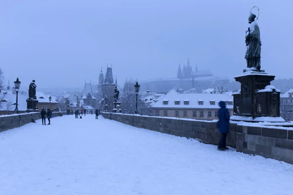 Nieve niebla Praga con el Puente de Carlos, República Checa — Foto de Stock