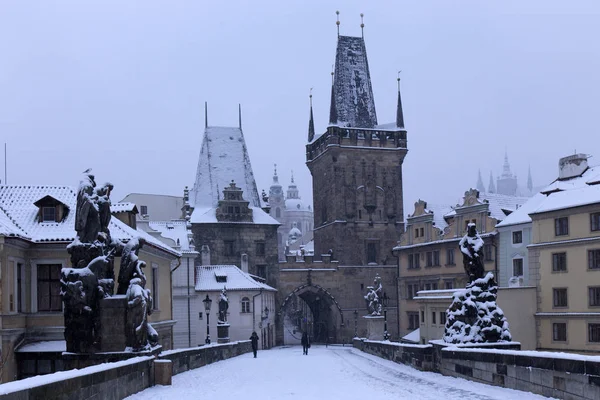 Brouillard neigeux Prague City avec Charles Bridge, République tchèque — Photo