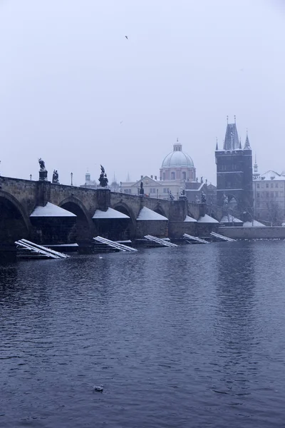 Verschneite neblige Prager Stadt mit Karlsbrücke, Tschechische Republik — Stockfoto