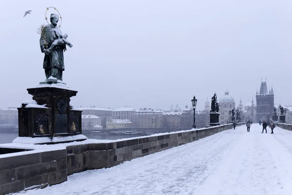 Zasněžené mlhavé Prague City s Karlův most, Česká republika — Stock fotografie