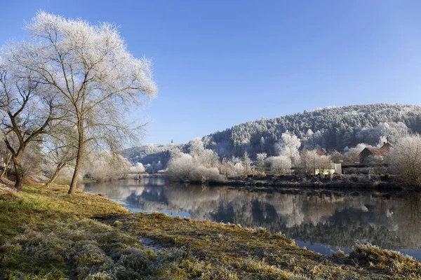 Belle campagne hivernale enneigée de conte de fées avec ciel bleu en Bohême centrale, République tchèque — Photo