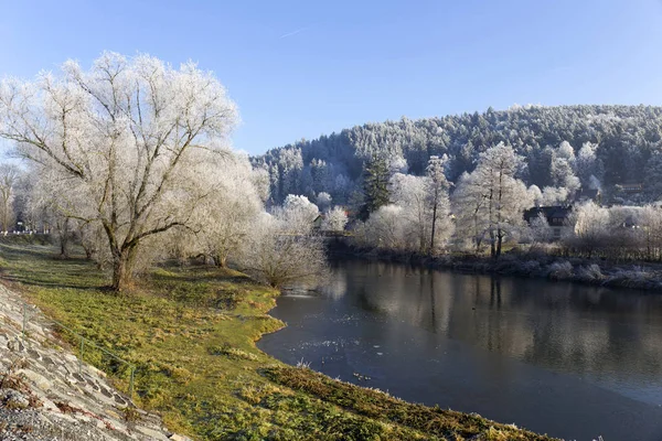Vackra saga snöiga vintern landsbygden med blå himmel i Central Bohemia, Tjeckien — Stockfoto