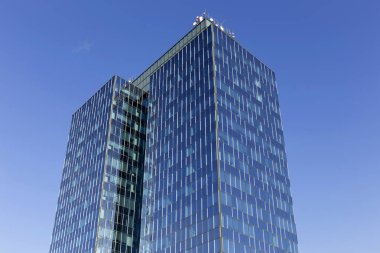  Prag gökdelen üzerinde mavi gökyüzü