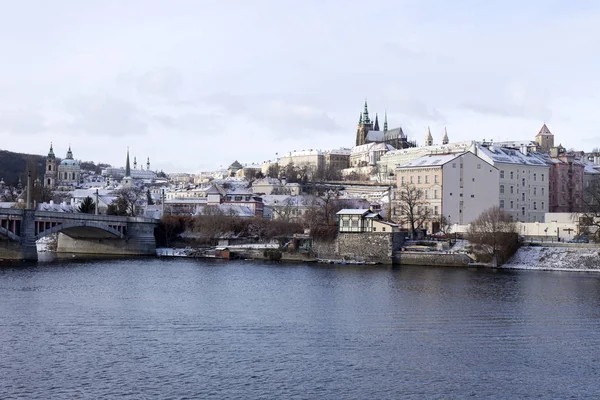 Lumi jäätyä Praha Lesser Town kanssa goottilainen linna, Tsekin tasavalta — kuvapankkivalokuva