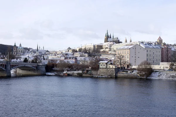 Congelación nevada Praga Ciudad Menor con castillo gótico, República Checa —  Fotos de Stock