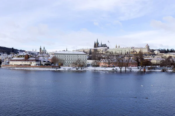 積雪凍結プラハのレッサータウン、チェコのゴシック様式城 — ストック写真