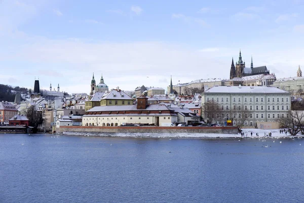 Snowy freeze Praga Cidade Menor com Castelo Gótico, República Checa — Fotografia de Stock