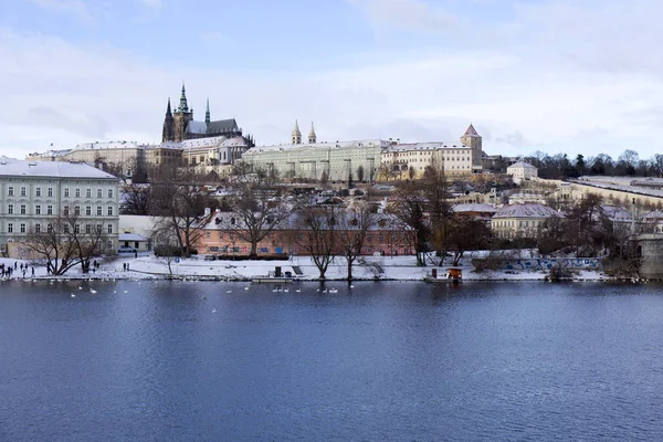 Śnieżna zamrażać Mala Strana z gotyckiego zamku, Republika Czeska — Zdjęcie stockowe