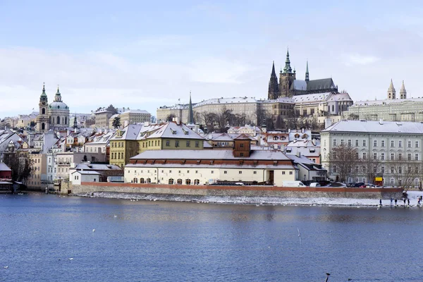 Śnieżna zamrażać Mala Strana z gotyckiego zamku, Republika Czeska — Zdjęcie stockowe