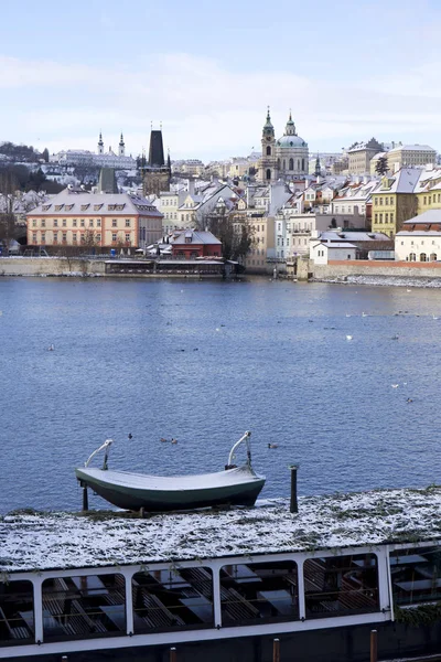 Snížek zmrazit Prague Lesser Town s gotického hradu, Česká republika — Stock fotografie