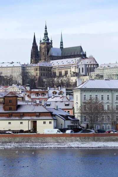 Snowy bevriezen Praag Lesser Town met gotische Castle, Tsjechië — Stockfoto