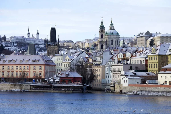 Śnieżna zamrażać Mala Strana z gotyckiego zamku, Republika Czeska — Zdjęcie stockowe