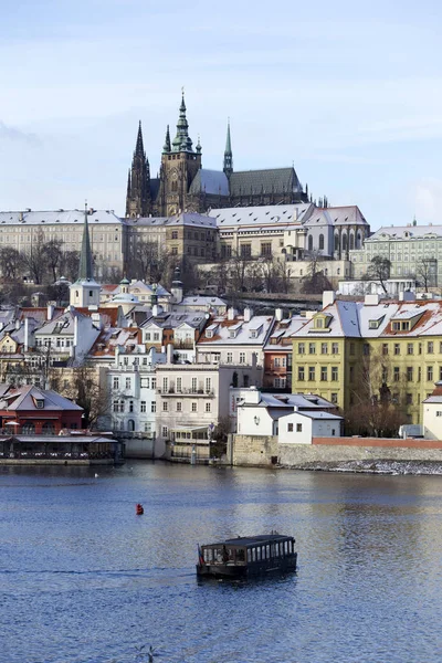 Śnieżna zamrażać Mala Strana z gotyckiego zamku, Republika Czeska — Zdjęcie stockowe