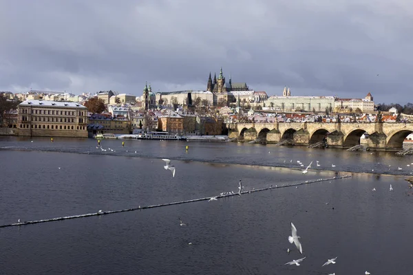 Gel neigeux Prague Petite ville avec château gothique, République tchèque — Photo