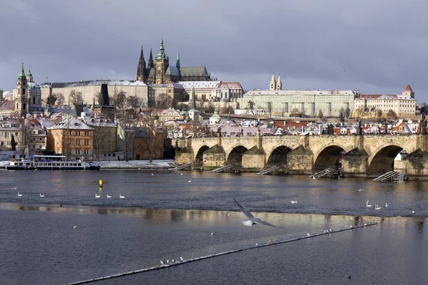 Snowy freeze Praga Cidade Menor com Castelo Gótico, República Checa — Fotografia de Stock