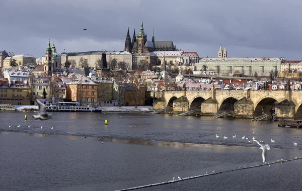 Snowy freeze Praga Cidade Menor com Castelo Gótico, República Checa — Fotografia de Stock