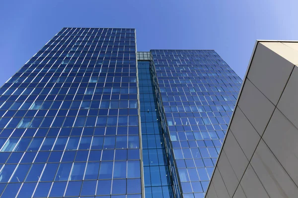 青い空にプラハ超高層ビル — ストック写真