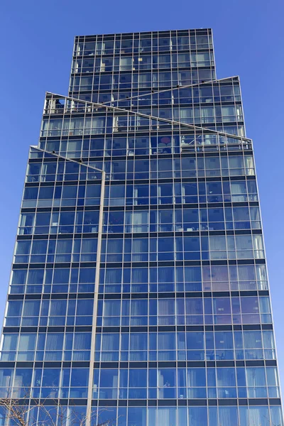 布拉格的摩天大楼，在蓝蓝的天空 — 图库照片