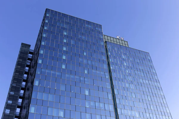 青い空にプラハ超高層ビル — ストック写真