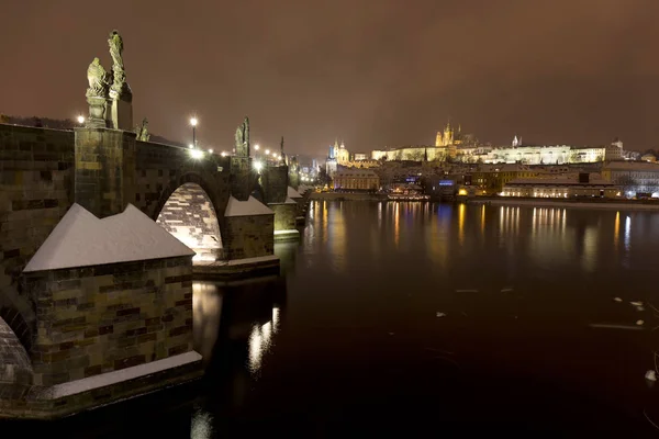 Nacht verschneite Prager Kleinstadt mit gotischer Burg und Nikolaikathedrale, Tschechische Republik — Stockfoto