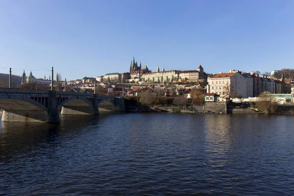 Prohlédni si na podzim město Praha, Česká republika — Stock fotografie