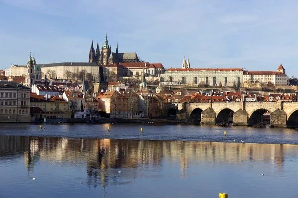 Prohlédni si na podzim město Praha, Česká republika — Stock fotografie
