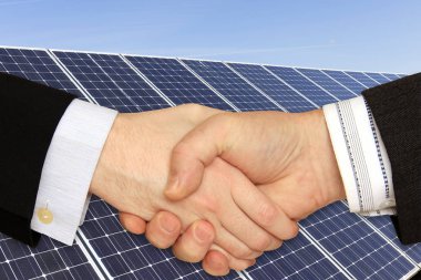 İş kapatmak için el sıkışan iş adamları