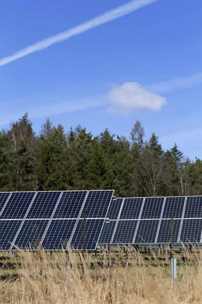 Солнечная электростанция осенью Природа — стоковое фото